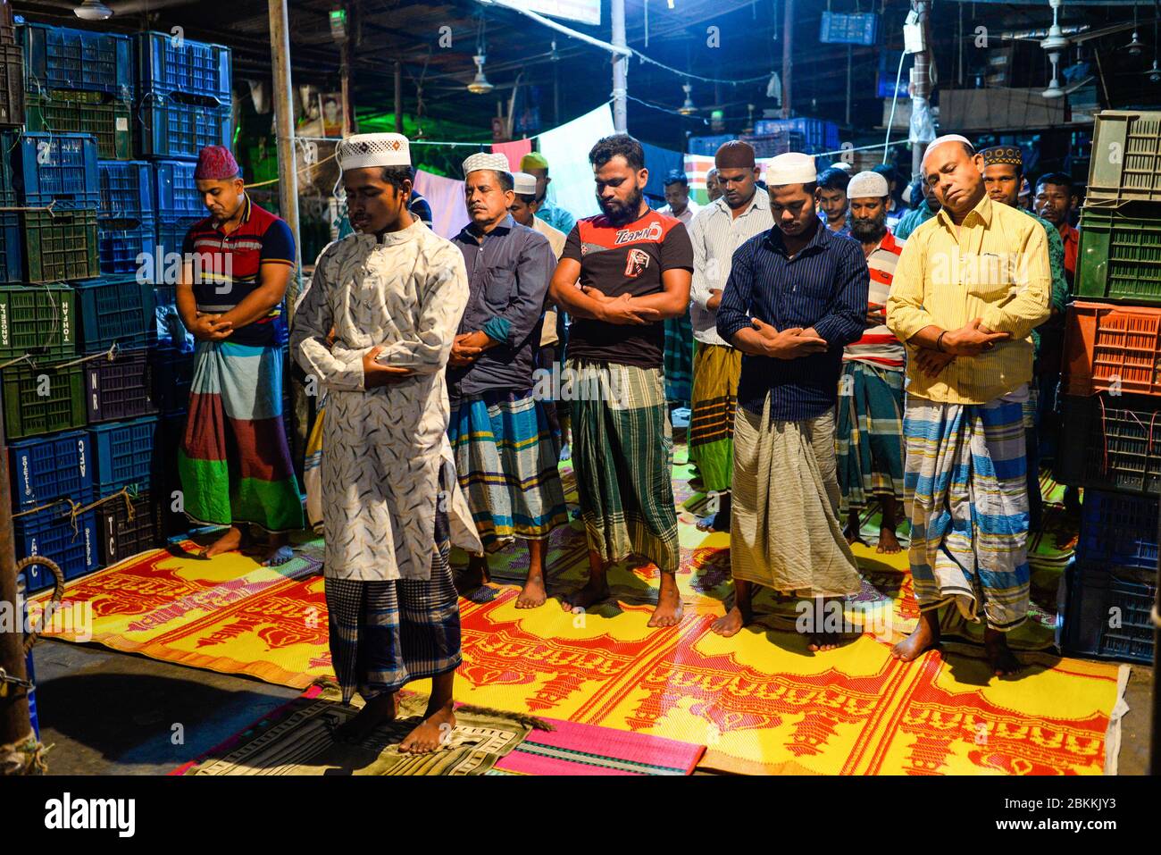 Les travailleurs d'un marché de gros sont vus à l'intérieur de la mosquée tout en priant pendant le mois Saint du Ramadan. Ramadan est le mois holistique du calendrier islamique où les dévots sont à jeun de l'aube jusqu'au crépuscule. Les musulmans du monde entier célèbrent le mois du Ramadan et ont trouvé diverses façons de célébrer ce mois du Ramadan, car les restrictions imposées par les pays pour freiner la propagation du Coronavirus ont fermé des mosquées pour empêcher les rassemblements. Banque D'Images