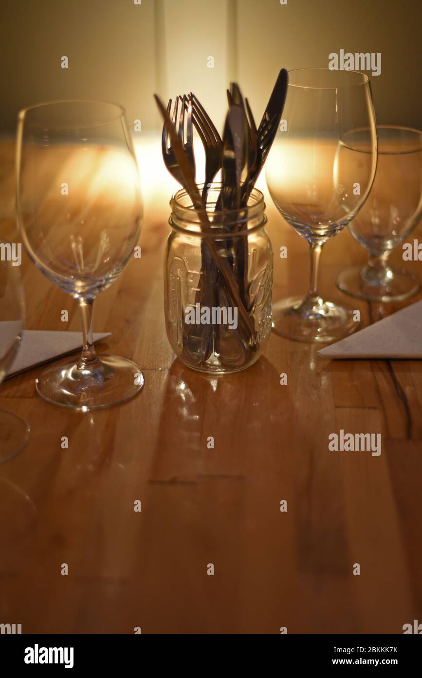 Les couverts sont assis dans un pot en verre à côté des verres à vin et à  eau, qui fait partie d'un cadre de table pour un repas Photo Stock - Alamy