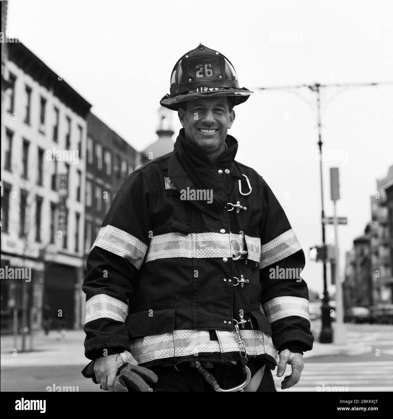 Brooklyn, New York, États-Unis. 28 juillet 2019. Portait de Johnny ATHAS, pompier de New York. La Journée internationale des pompiers est le 4 mai et est un jour pour remercier tous les pompiers de leur courage extraordinaire et de leur désintéressement. Crédit: Jodi Jones/ZUMA Wire/Alay Live News Banque D'Images