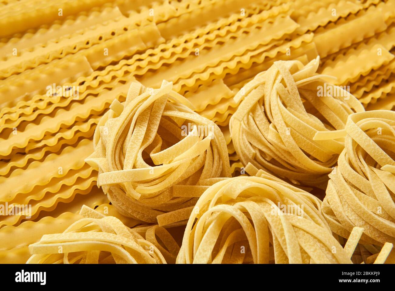 tagliatelle de pâtes sèches et fond doré de mafaldini Banque D'Images