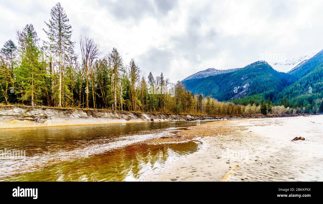 Des roches colorées à l'oxyde de fer bordent la rive à basse eau de la rivière Squamish, dans la vallée supérieure de Squamish, en Colombie-Britannique, au Canada Banque D'Images