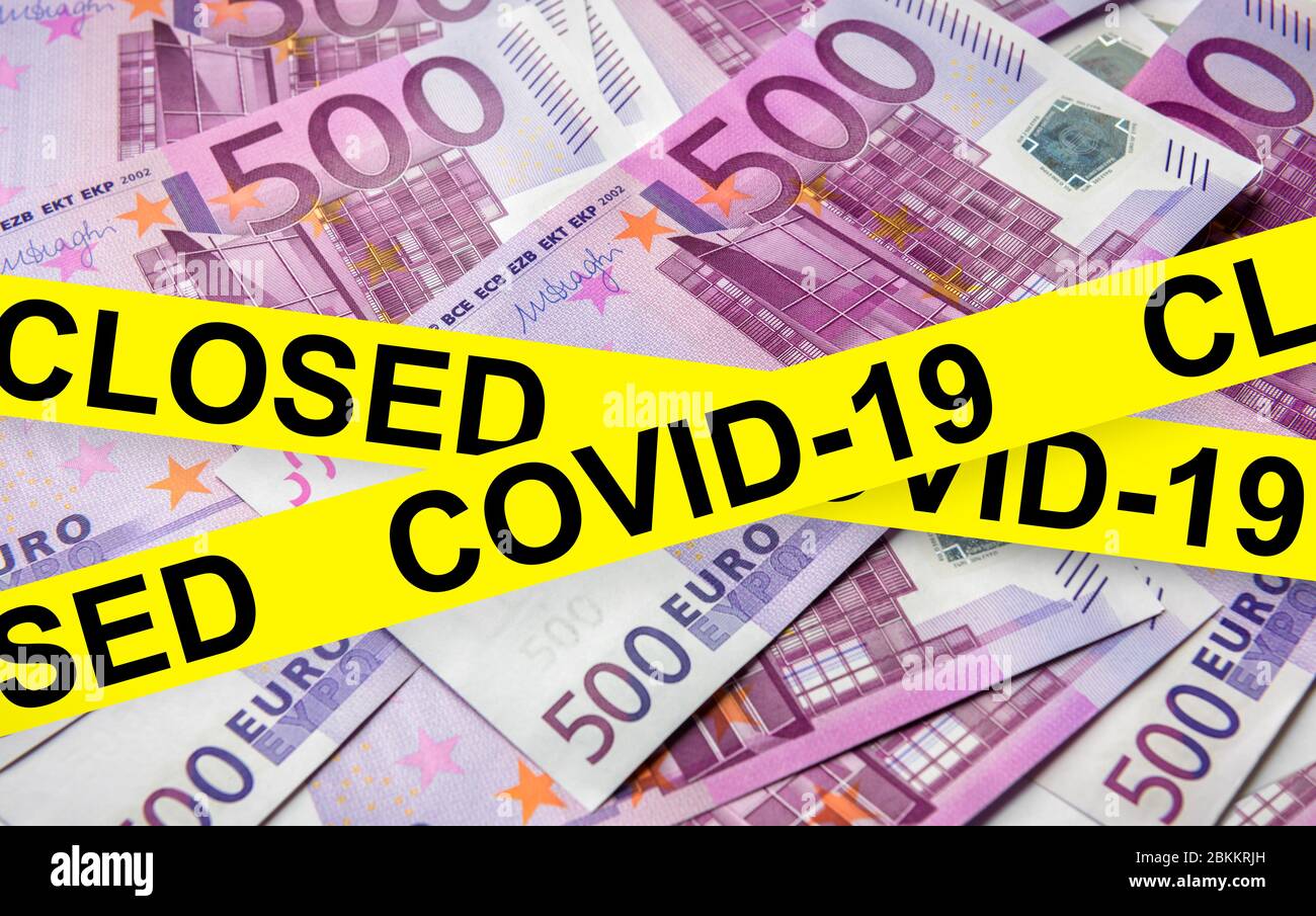Coronavirus et concept d'entreprise, bande de mise en garde sur la pile d'argent en euros, l'économie mondiale hits par l'épidémie de virus corona, impacts de quarantaine sur le marché boursier, g Banque D'Images