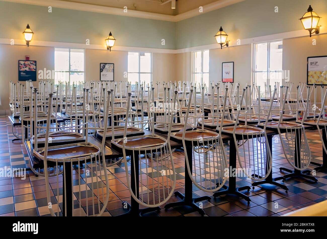 Les chaises restent empilées sur les tables et le Food court est fermé en raison de la COVID-19 aux magasins d'usine de Gulfport Premium Outlets, le 1er mai 2020, à Gulfport, Mississippi. Banque D'Images