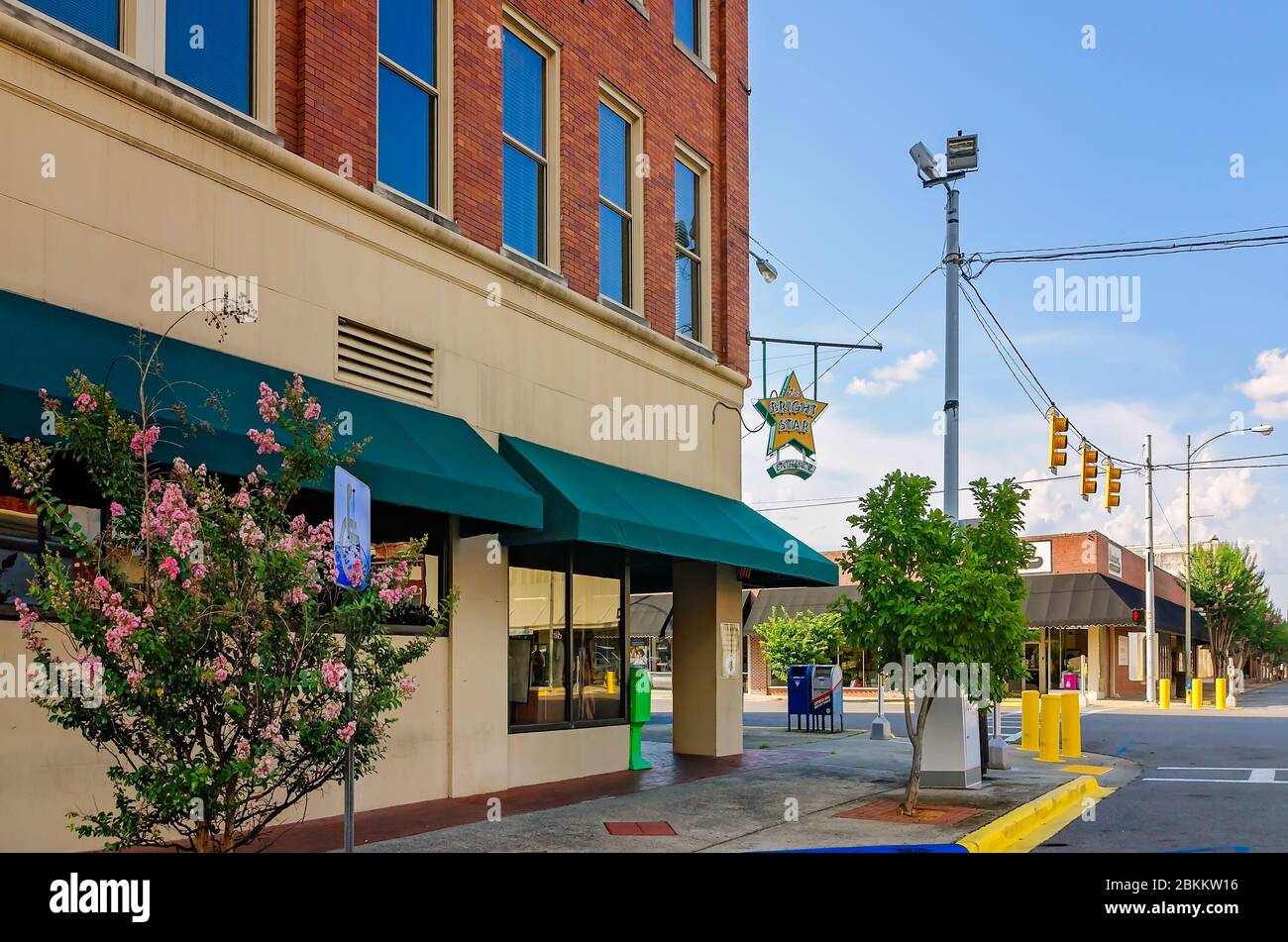 Une enseigne est suspendue à l'extérieur du restaurant Bright Star, le 12 juillet 2015, à Bessemer, Alabama. Le restaurant est spécialisé dans la cuisine grecque. Banque D'Images