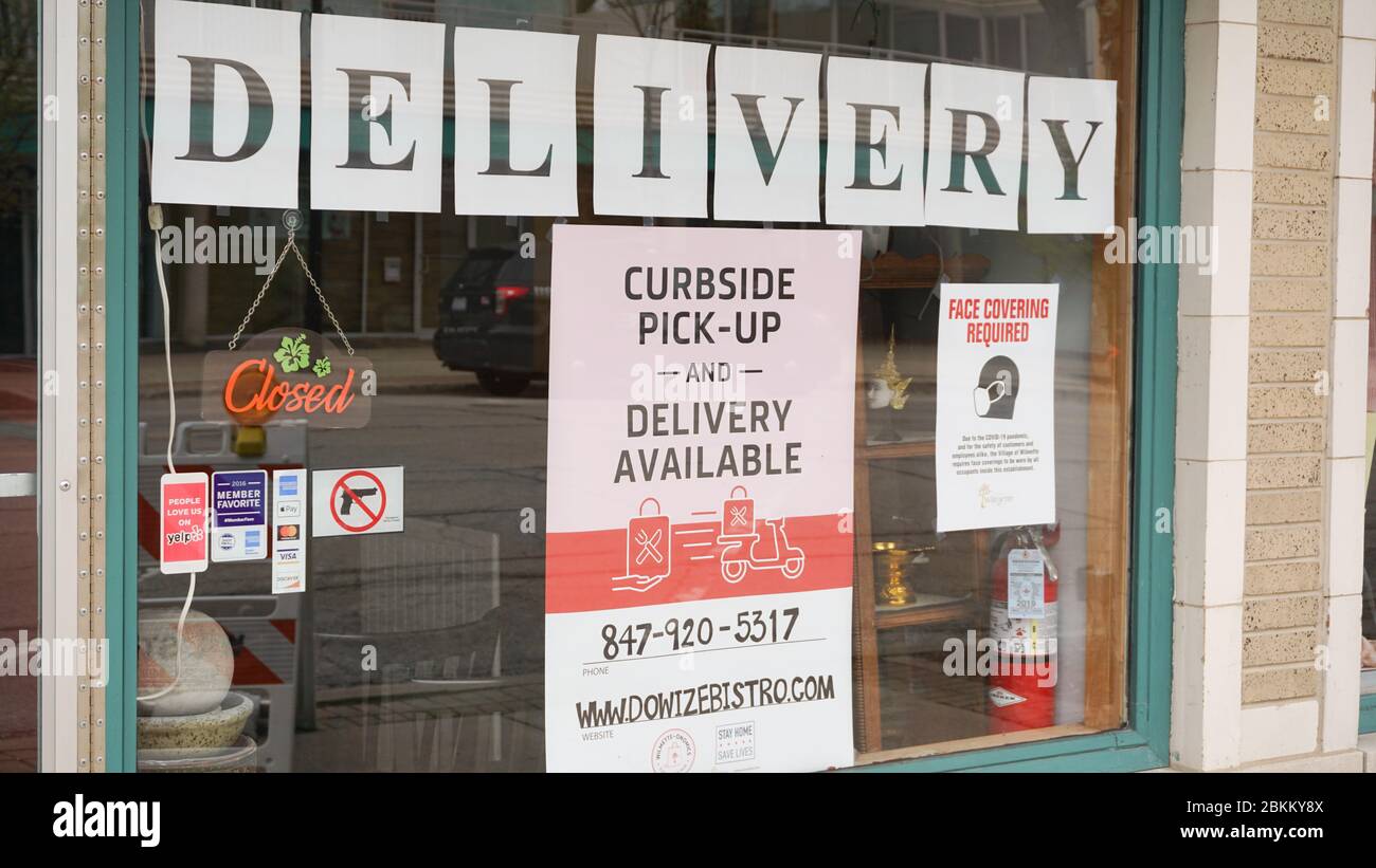Les restaurants de la banlieue de Chicago offrent des options de livraison et de ramassage au bord du trottoir pendant la pandémie du coronavirus Banque D'Images Les restaurants de la banlieue de Chicago offrent des options de livraison et de ramassage au bord du trottoir pendant la pandémie du coronavirus Banque D'Images