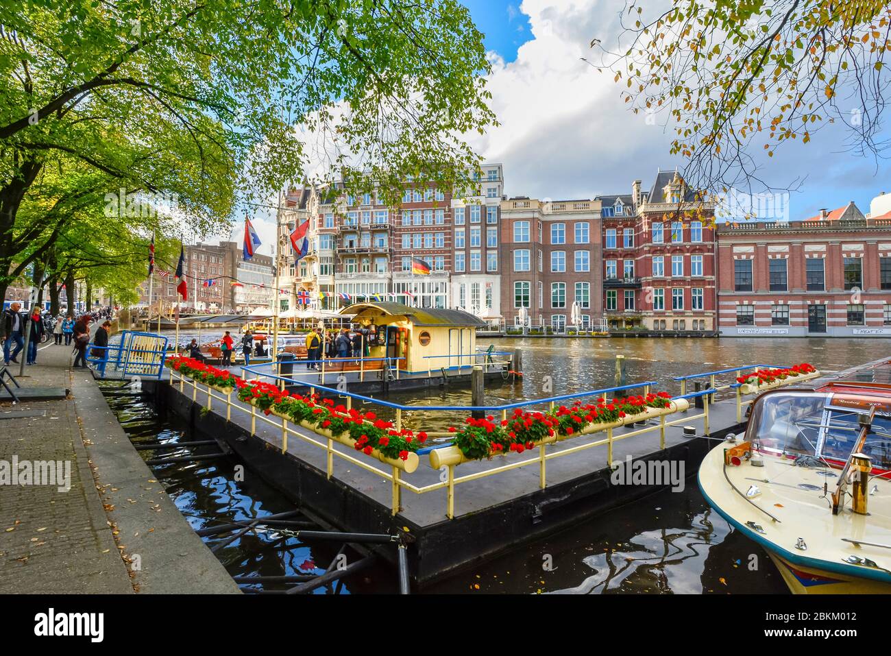 Les touristes achètent des billets au guichet pour des excursions en bateau sur un canal dans le centre historique d'Amsterdam, pays-Bas Banque D'Images