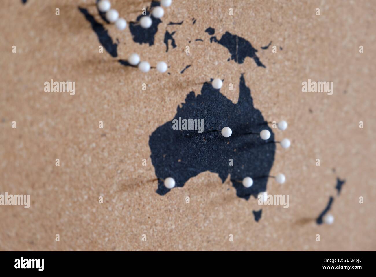 Carte de l'Australie et de l'Océanie environnante sur un tableau d'affichage en liège montrant fièrement l'histoire du voyage avec des épingles blanches. Banque D'Images