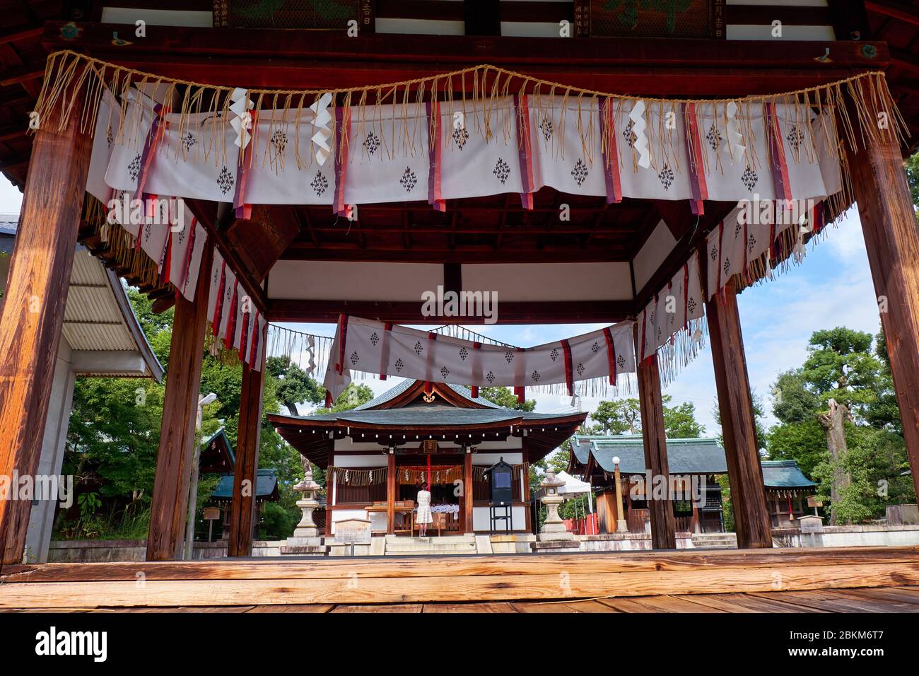 Le bâtiment de la kagura-den dédié à Noh ou la danse sacrée de la kagura lors des cérémonies au sanctuaire de Shikichi-jinja (Waraa-tenjin). Kyoto. Japon Banque D'Images