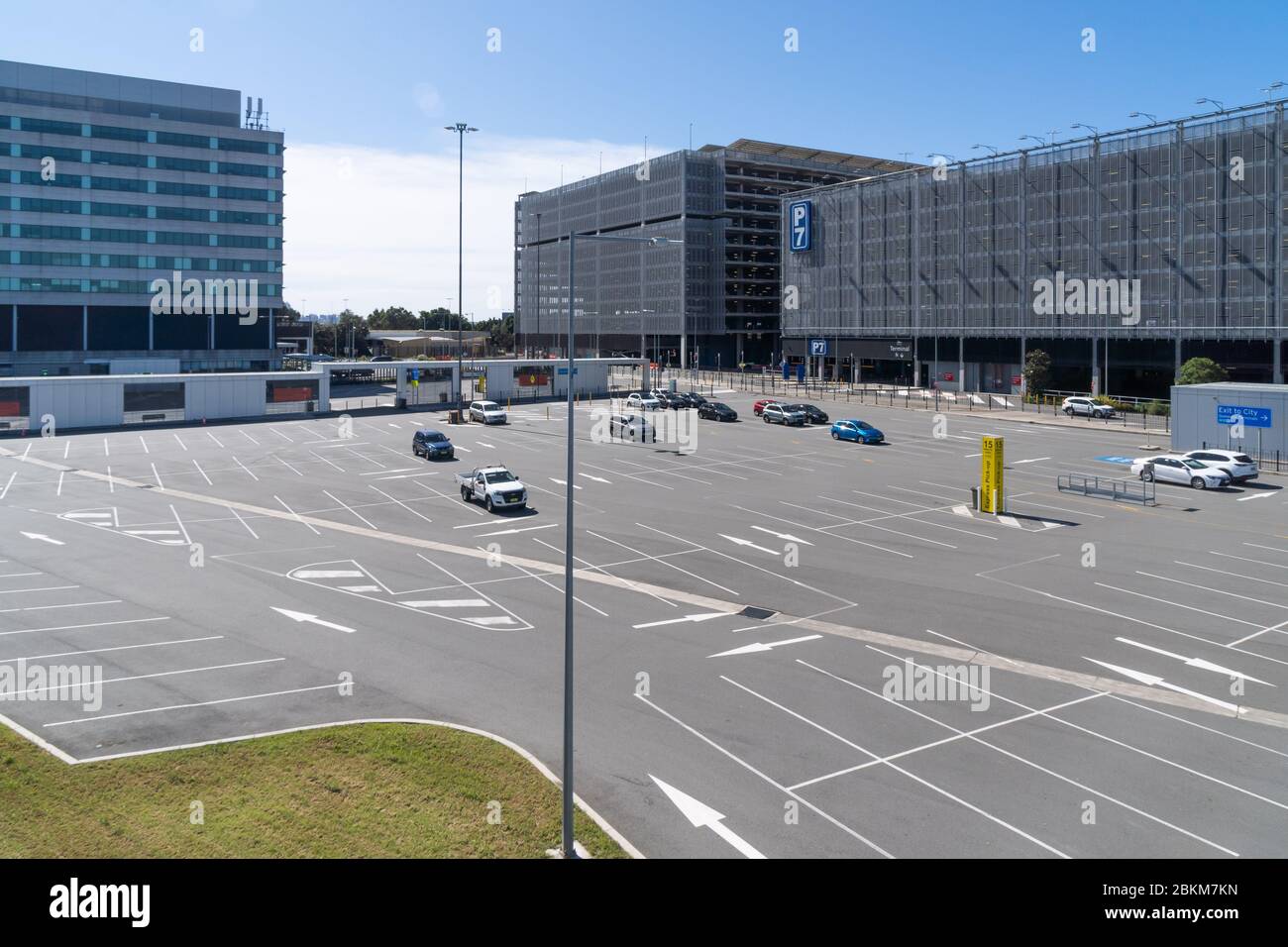 Un parking presque déserté à l'aéroport international de Sydney - Fermé en raison de la pandémie Covid 19 Banque D'Images