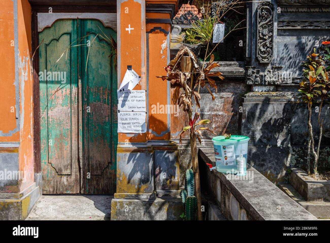 06 mai 2020. Bangli, Bali, Indonésie. Seaux pour se laver les mains fournis par le gouvernement local. Campagne d'hygiène pendant la pandémie du virus COVID 19. Banque D'Images