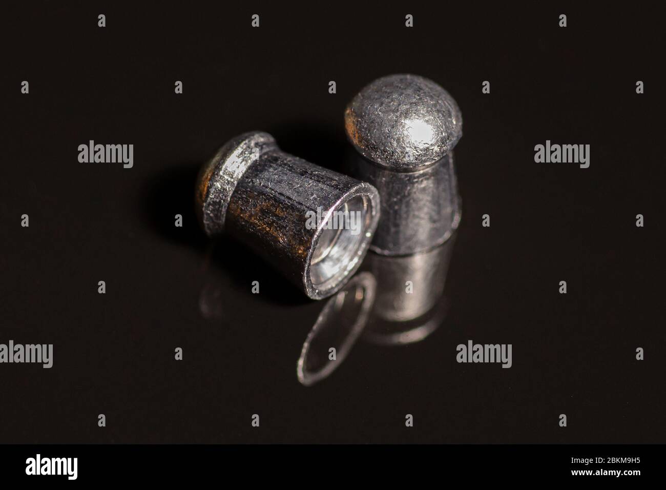 Balles de plomb pour un pistolet à air sur fond noir Banque D'Images