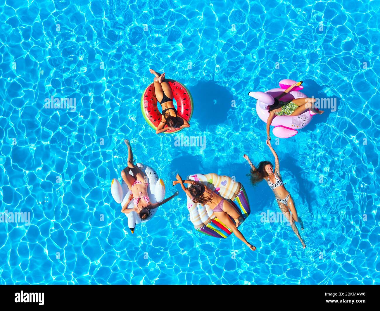 Antenne de jolies filles chaudes en bikini piscine sur flotteurs. Vue de  dessus. Les femmes attirantes et équipées dans les maillots de bain se  détendent pour bronzer Photo Stock - Alamy