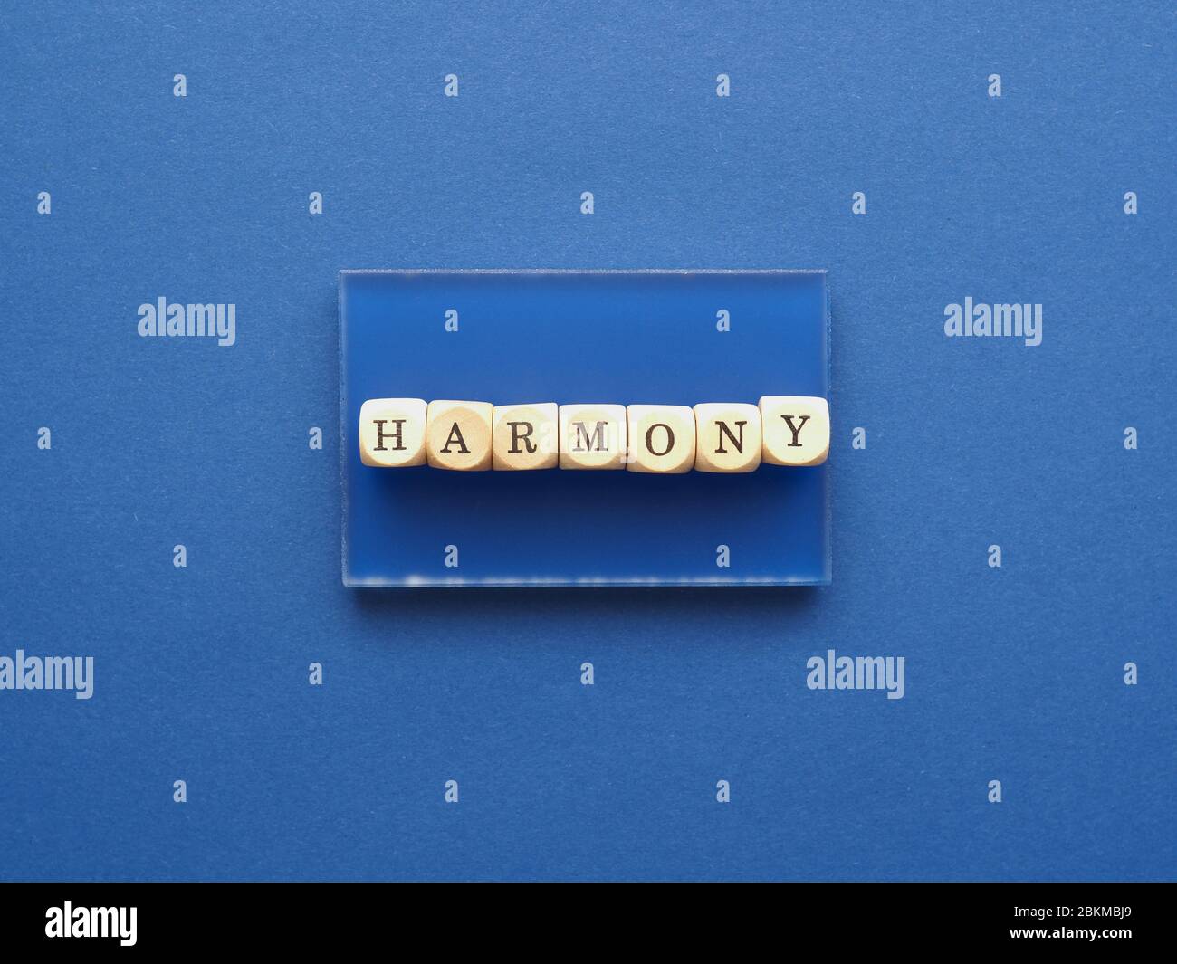 Blocs en bois avec le mot harmonie sur fond bleu, le bleu est la couleur de l'harmonie Banque D'Images