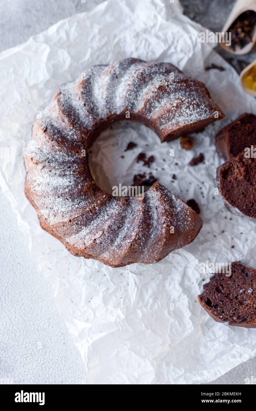Petit Gateau Au Chocolat Rond Avec Raisins Secs Et Coquelicot Gateau Traditionnel Avec Trou Photo Stock Alamy Petit Gateau Au Chocolat Rond Avec Raisins Secs Et Coquelicot Gateau Traditionnel Avec Trou Photo Stock Alamy