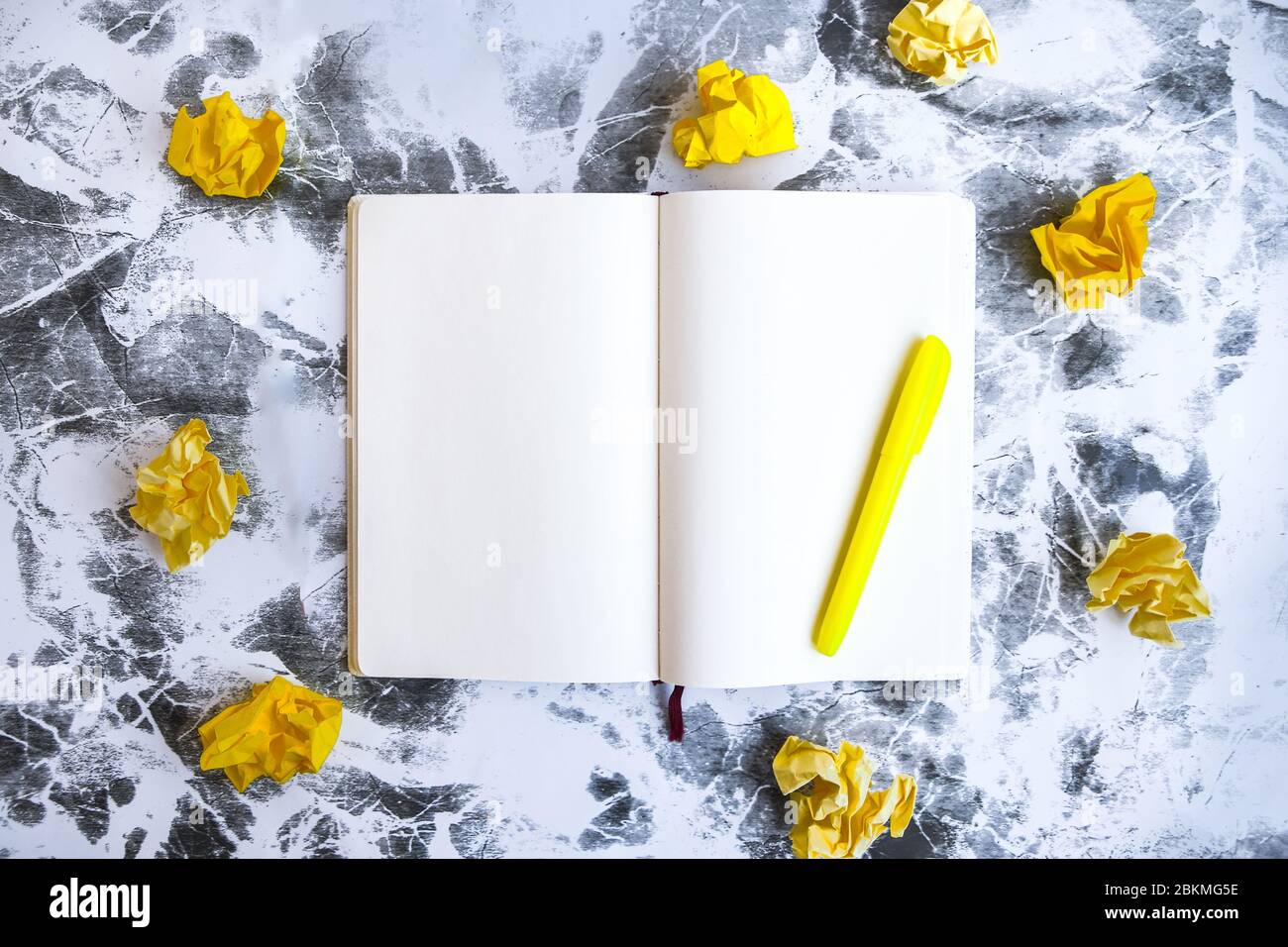 carnet vide avec stylo jaune et papier jaune froissé, planification d'affaires et brainstorming . processus de création et concept de l'auteur Banque D'Images