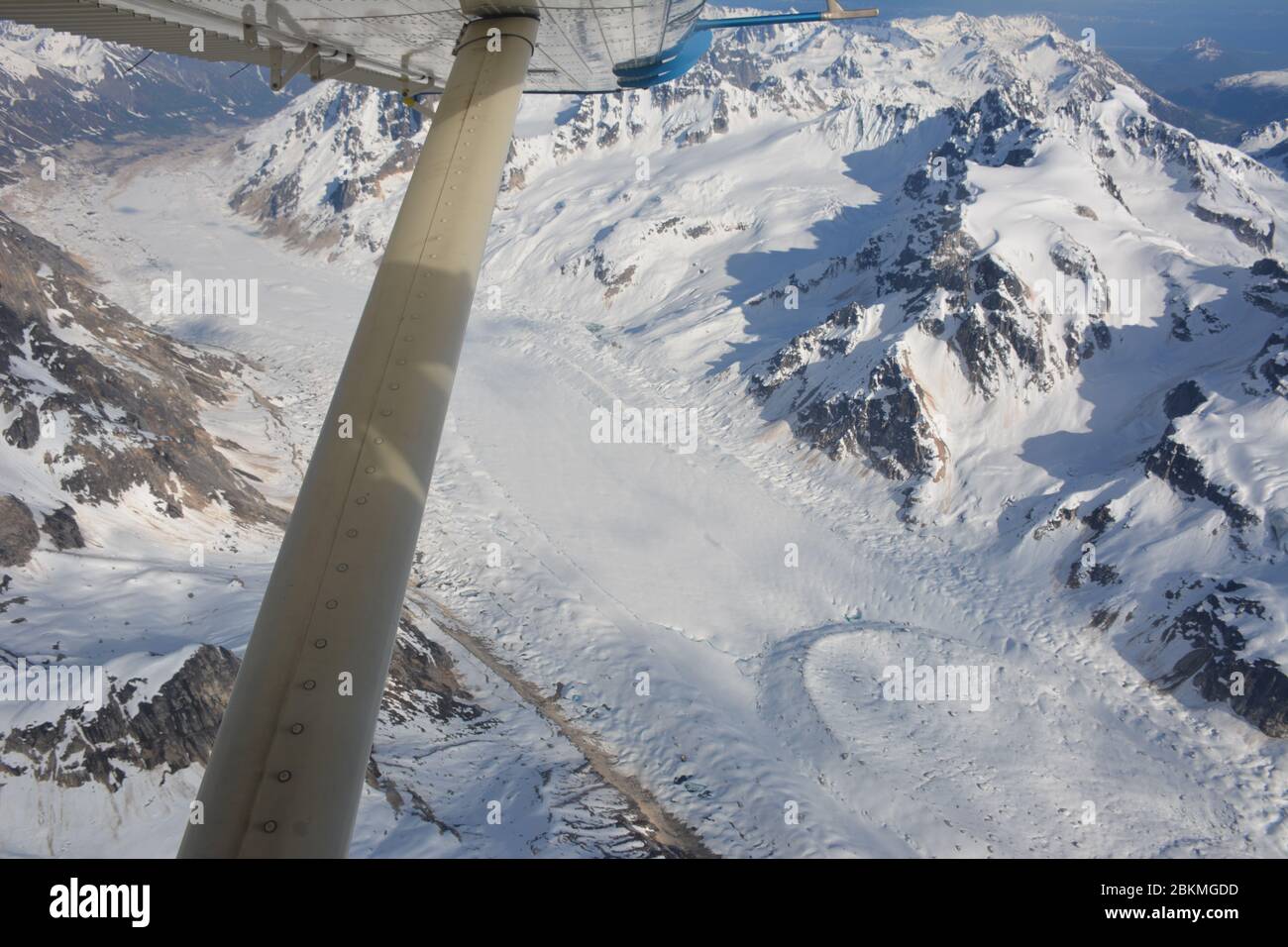 Une petite excursion en avion en vol organisée par Fly Denali débarque sur le glacier Ruth, dans l'amphithéâtre Sheldon, dans le parc national Denali de l'Alaska. Banque D'Images