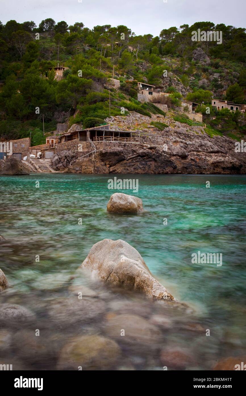 La petite crique de Cala Deia, près du village de Deia Mallorca, Iles Baléares. Banque D'Images