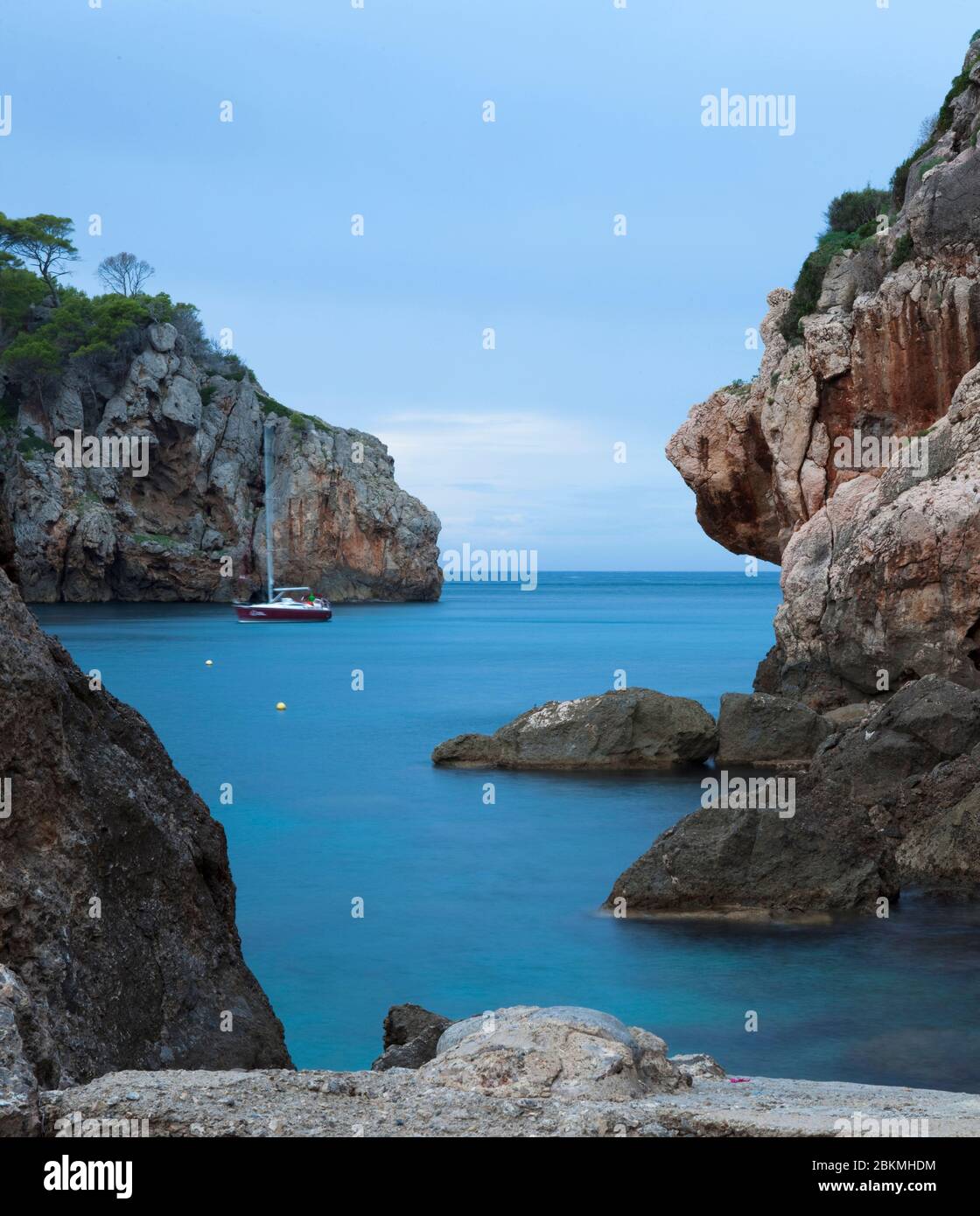 La petite crique de Cala Deia, près du village de Deia Mallorca, Iles Baléares. Banque D'Images