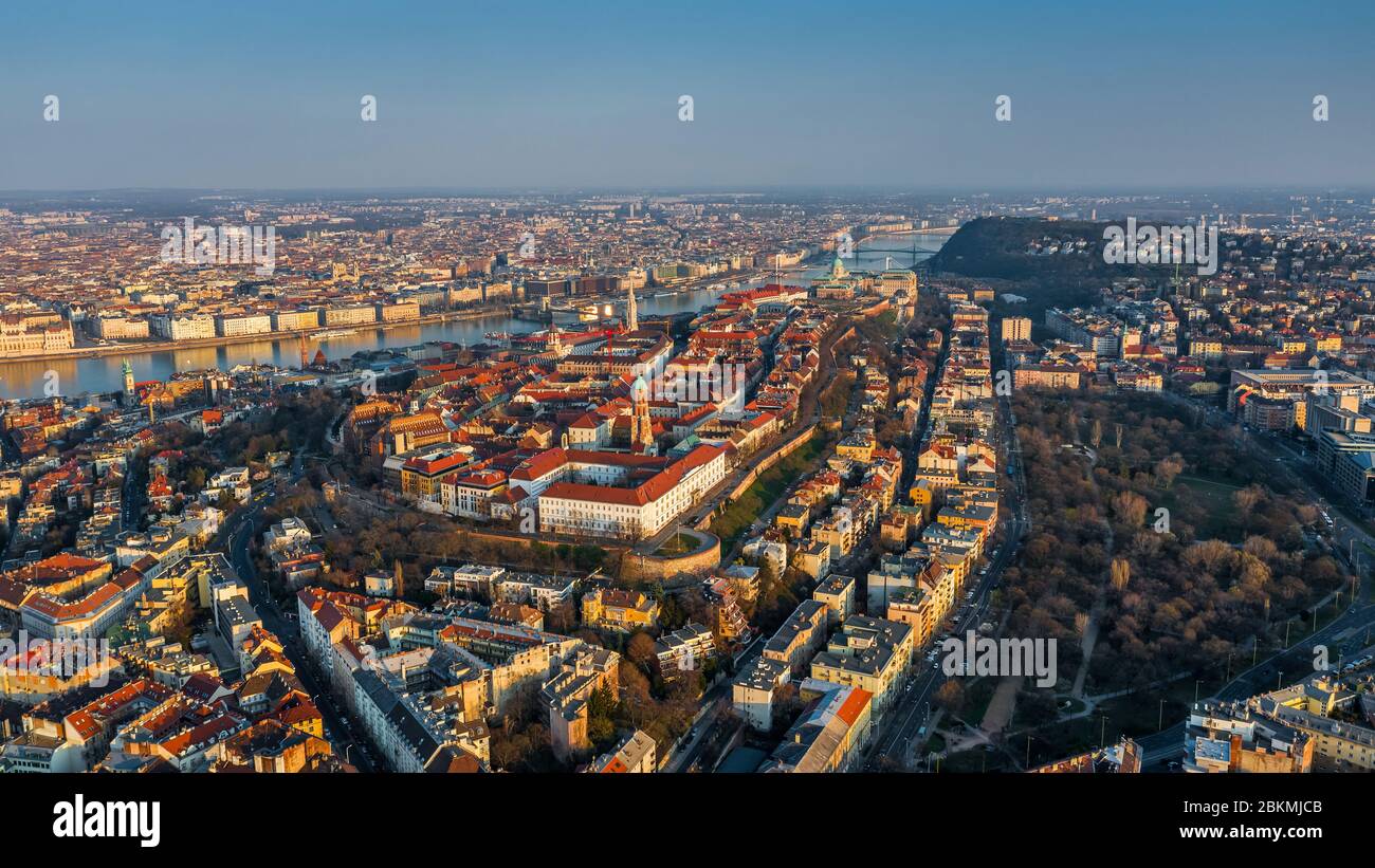 Budapest, Hongrie - vue aérienne sur Pest Side de Budapest. Cette vue inclut la colline du château, le château de Buda, la colline de Gellert, le canal de Szechenyi Banque D'Images