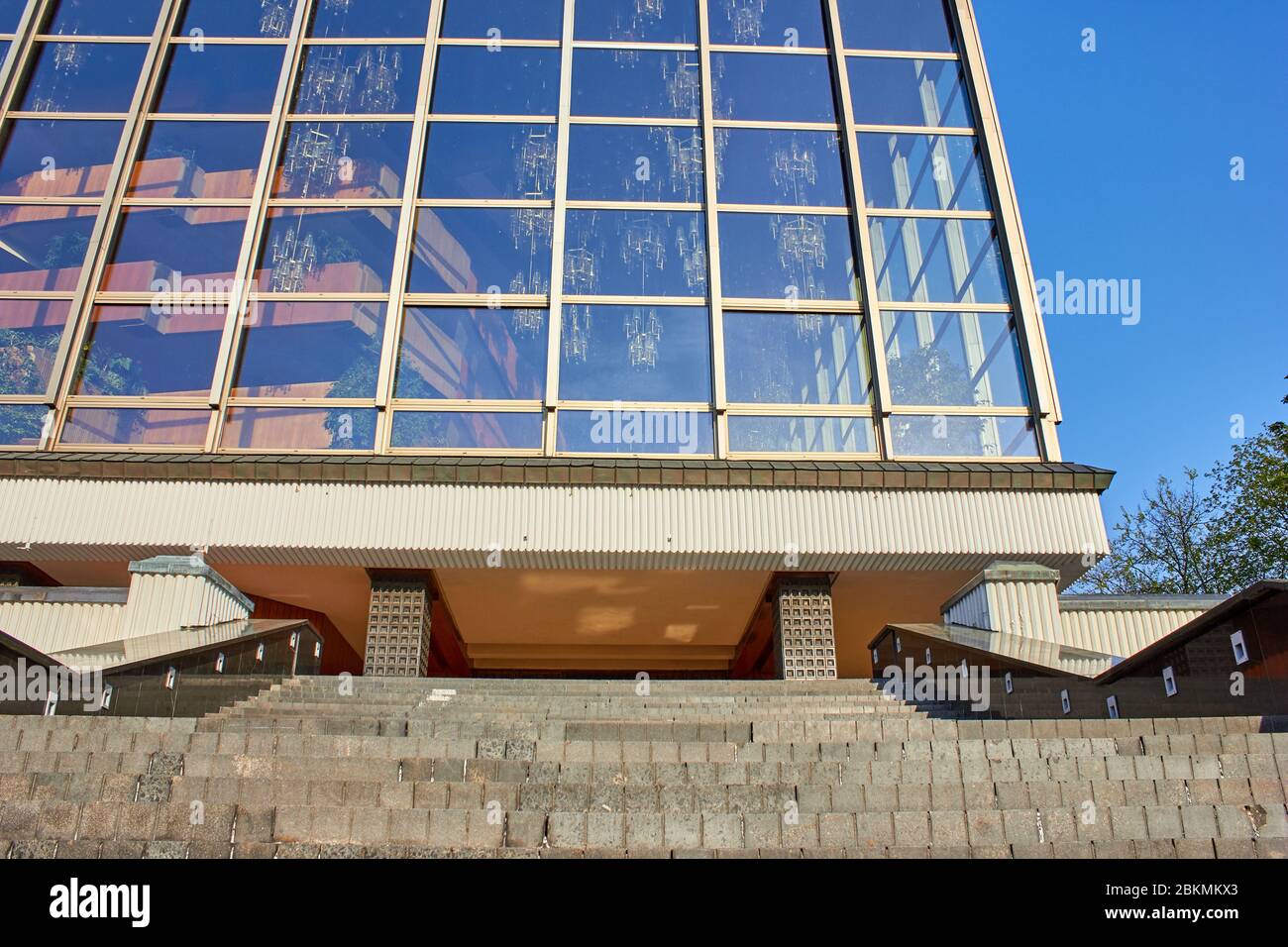 Fenêtres d'un ancien bâtiment de style moderniste Banque D'Images