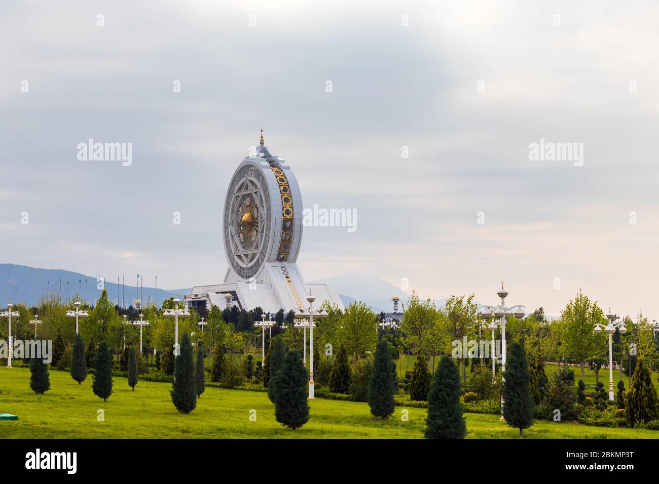 25 avril 2020; Ashgabat, Turkménistan; rouette couverte Alem dans la journée nuageux couverte Banque D'Images