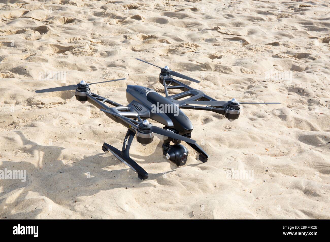 Lacanau , Aquitaine / France - 04 26 2020 : Yuneec Typhoon Professional  Realsense Drone sur plage de sable Photo Stock - Alamy