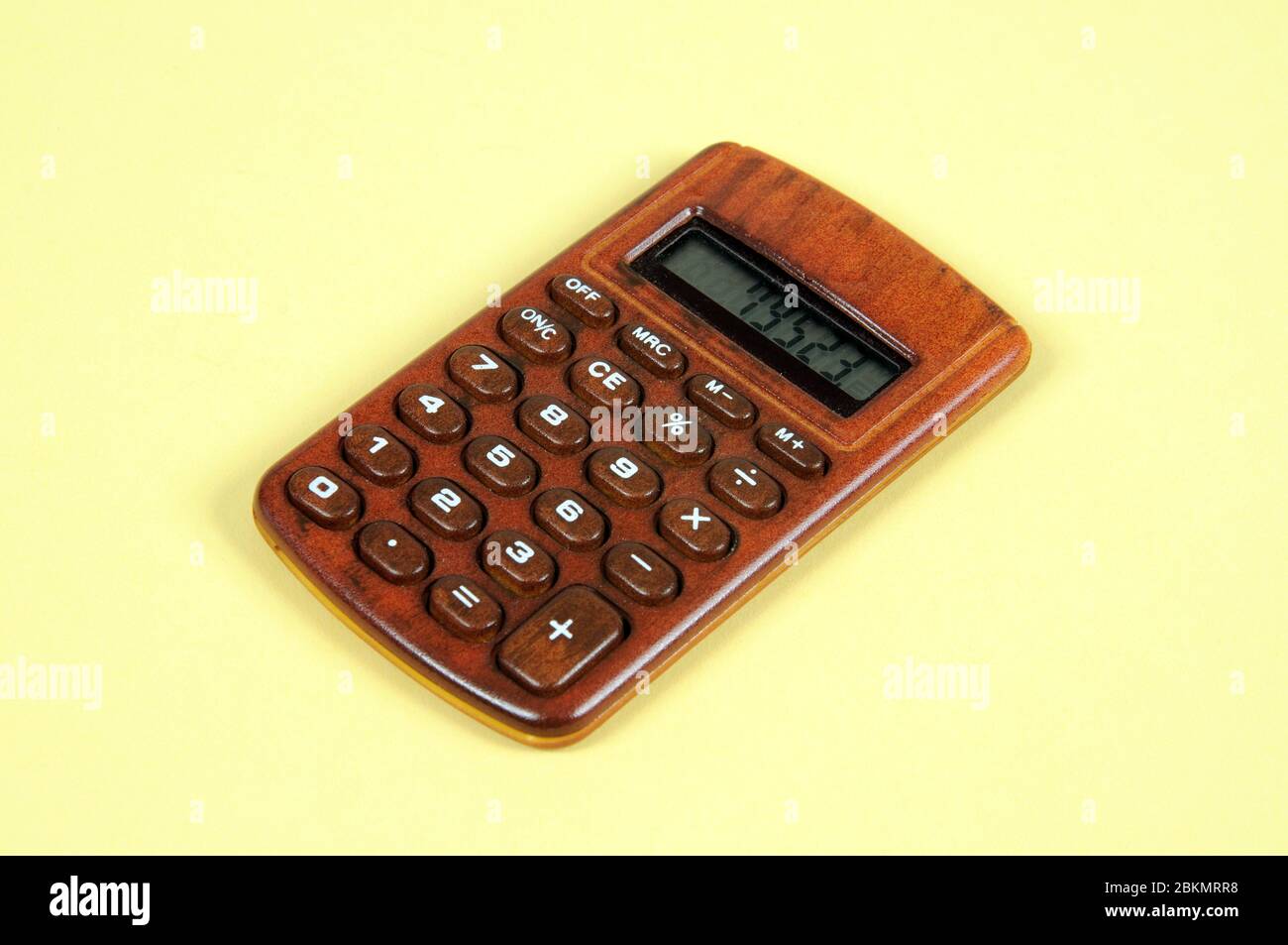 Calculatrice de poche dans un boîtier à effet de bois, Espagne, Europe. Banque D'Images