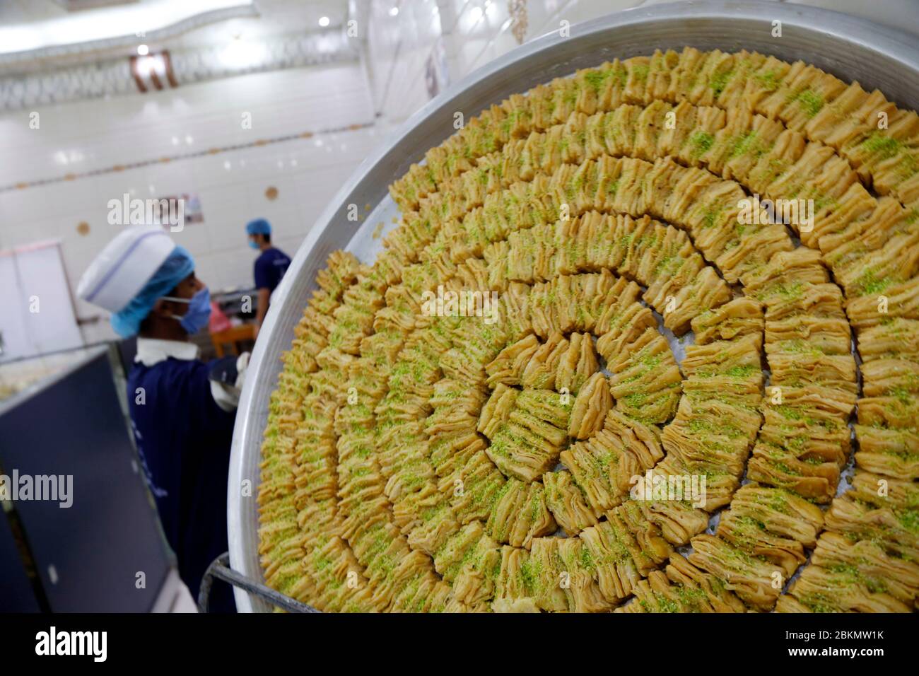 Sanaa, Yémen. 4 mai 2020. Les travailleurs préparent des bonbons pour les clients dans une boutique traditionnelle de bonbons Ramadan à Sanaa, au Yémen, le 4 mai 2020. Crédit: Mohammed Mohammed/Xinhua/Alay Live News Banque D'Images