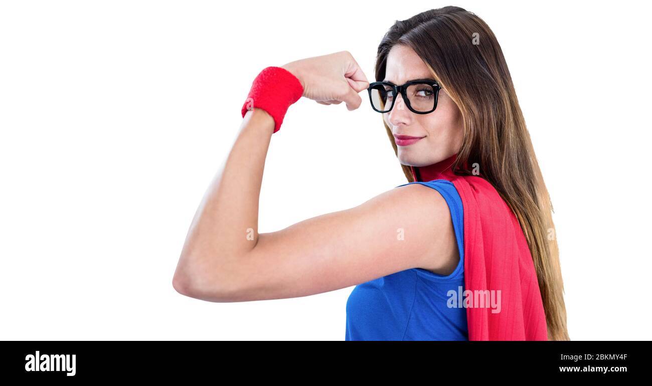 Illustration numérique d'une femme portant une cape, montrant son biceps sur un fond blanc. Banque D'Images