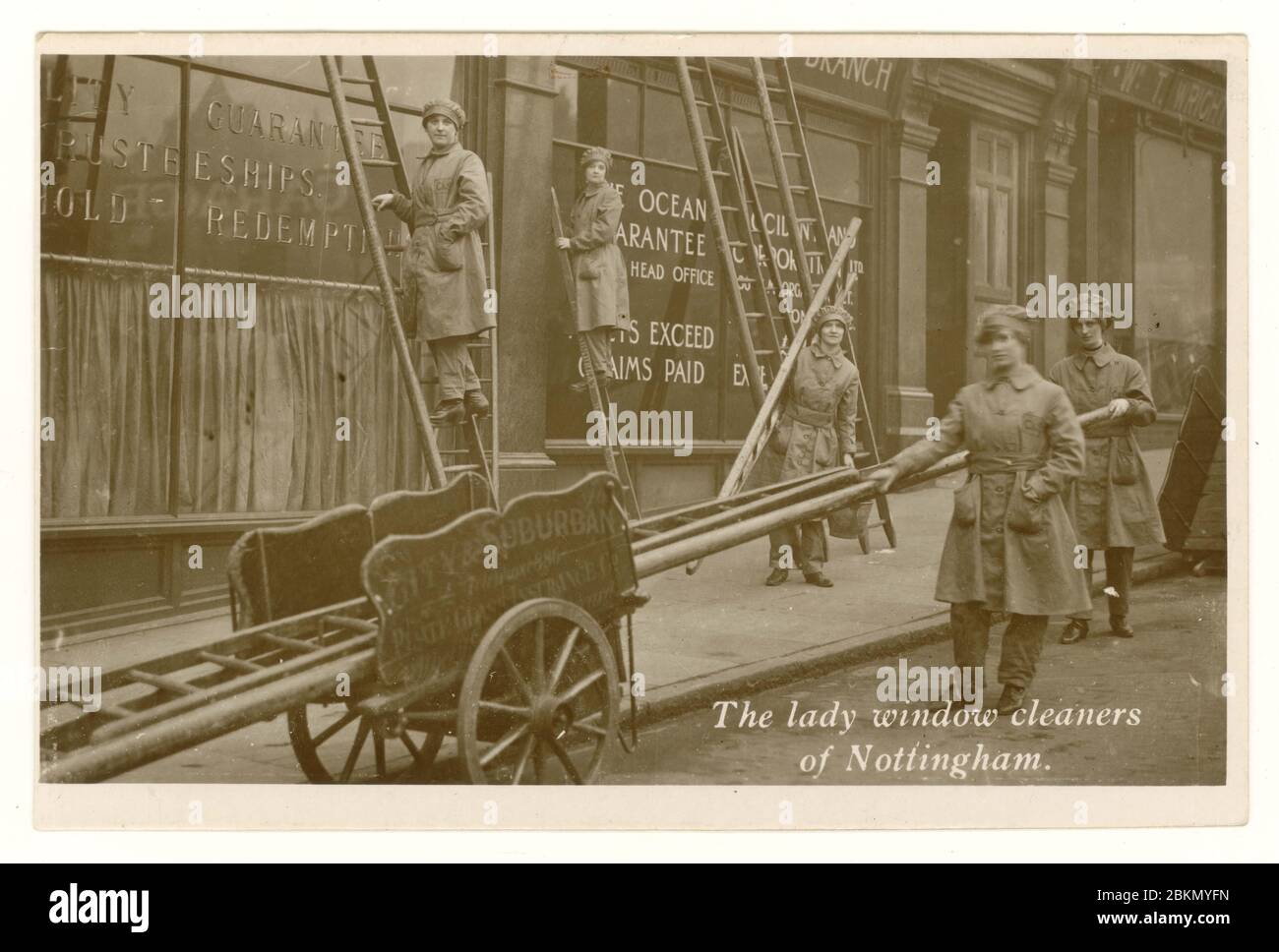 Carte postale de l'ère de la WW1 des femmes nettoyantes de fenêtre aidant l'effort de guerre, Nottingham, Angleterre, Royaume-Uni vers 1917 Banque D'Images