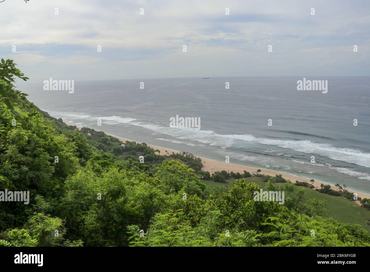 Bubble Hotel à Nyang Nyang Beach sur Bali Island, Indonésie. Un endroit romantique idéal pour une lune de miel. Un haut récif au large de la côte de l'océan Indien Overgro Banque D'Images