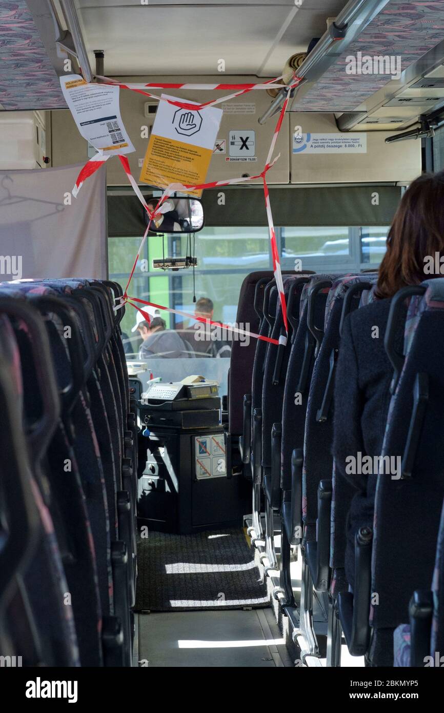 la section avant de l'autobus public est fixée pour garder le conducteur et les passagers séparés en vertu de mesures de distancement social d'urgence en raison d'une pandémie de coronavirus Banque D'Images