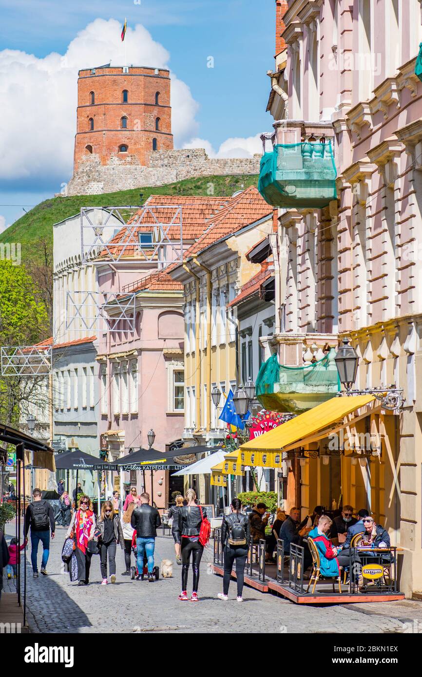 Bar et restaurant en plein air avec clients et serveuse avec masque et gant à Vilnius, capitale lituanienne rouvrant dans la vaste ville de café en plein air Banque D'Images