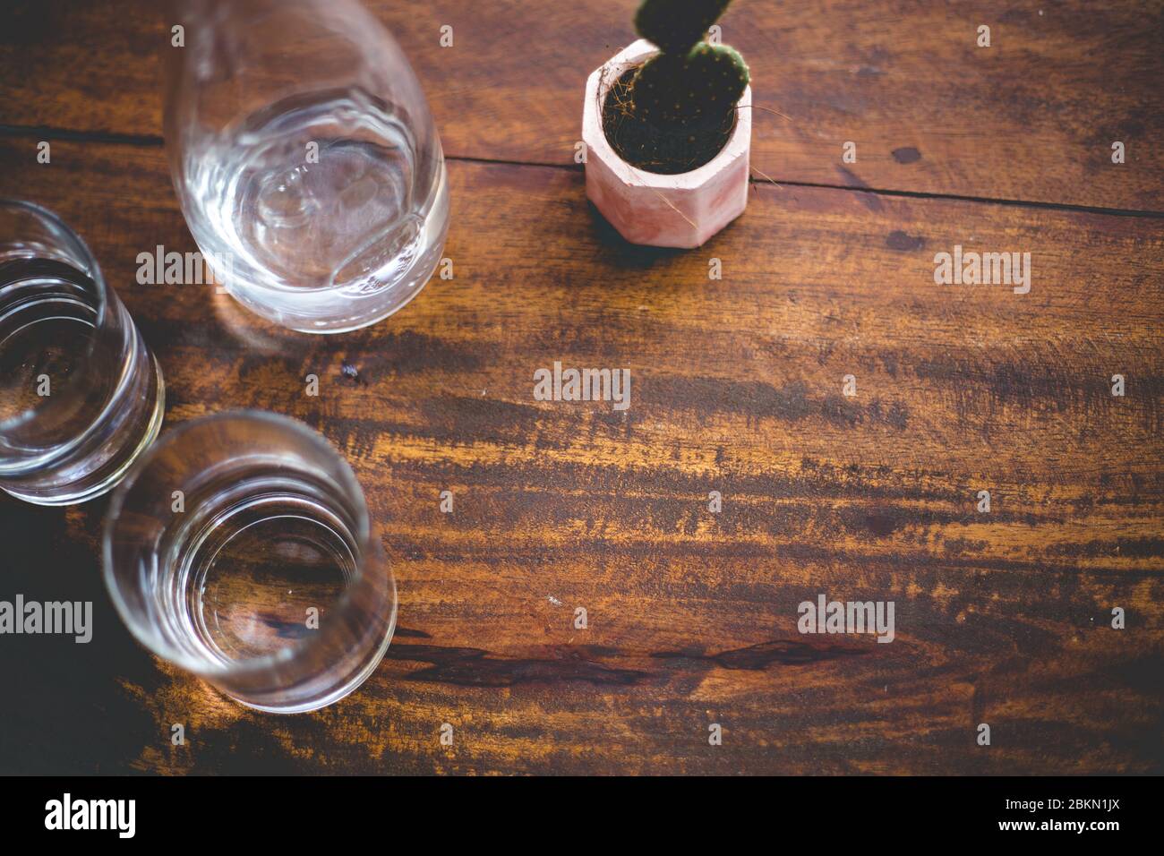 Verres d'eau sur une table en bois de shabi. Service tendance dans l'élégant restaurant hippster. Banque D'Images