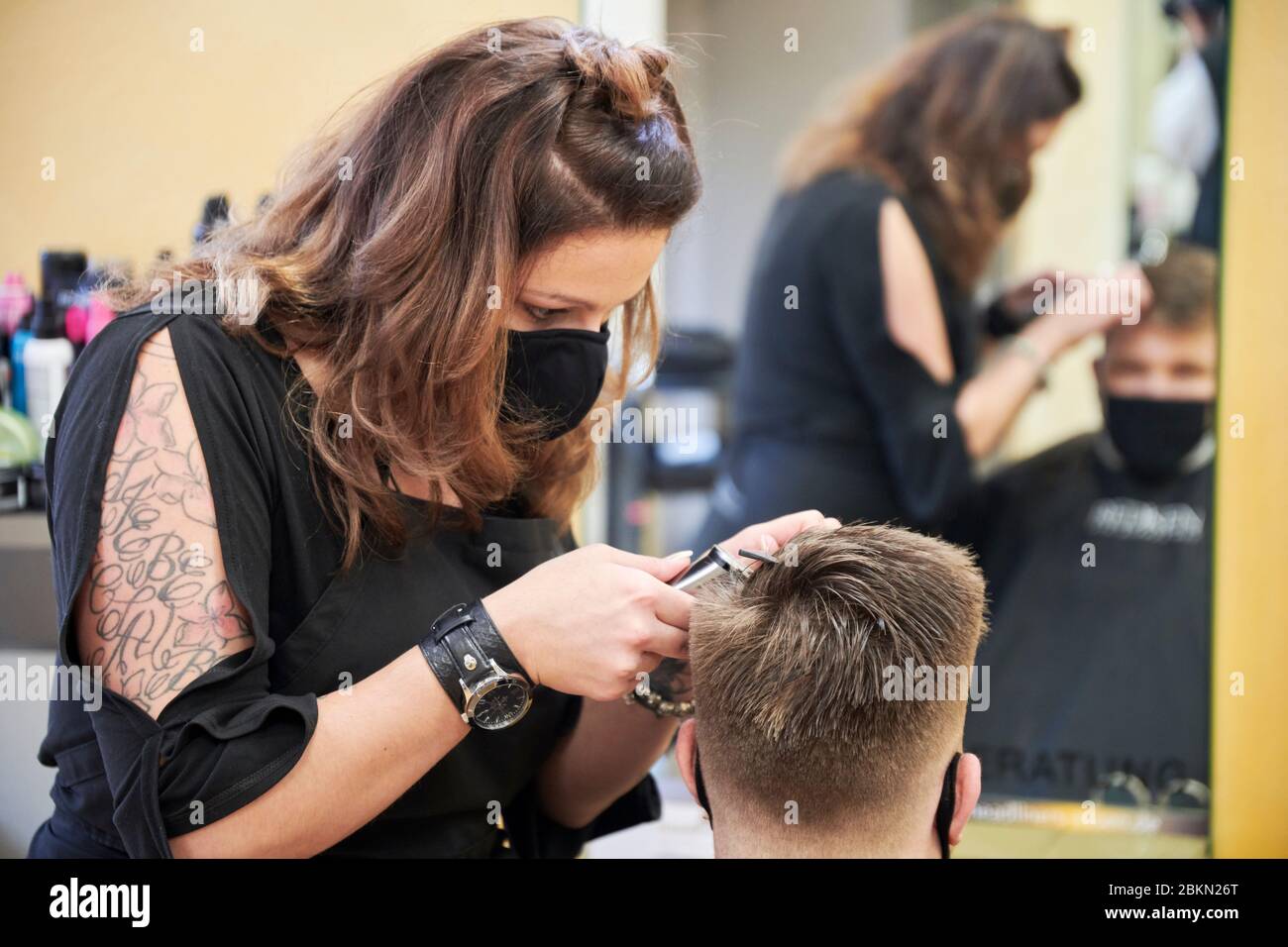 Ein Friseurinnen Team am ersten Tag an dem Friseur Salons wieder oeffnen duerfen. Es ist der 4.5.2020. Es darf nur mit Mundschutz und dem desinfiziere Banque D'Images