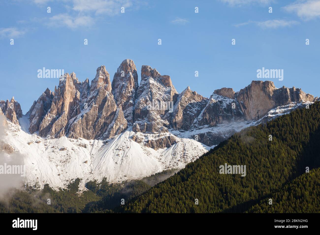 Vue sur le mont Odle à Val di Funes, Dolomites après une tempête automnale Banque D'Images