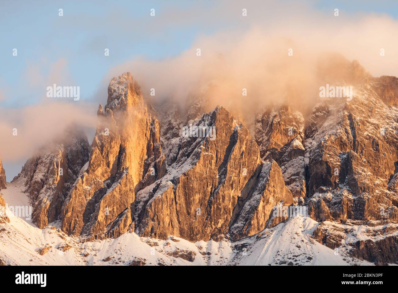Vue sur le mont Odle à Val di Funes, Dolomites au coucher du soleil après une tempête automnale Banque D'Images