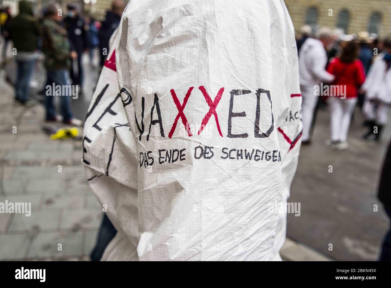 2 mai 2020, Munich, Bavière, Allemagne: Le logo de Vaxxed, un film de conspiration d'Andrew Wakefield qui a été crédité de la création d'un mouvement qui croit que le vaccin RRO a causé l'autisme. Après une violente attaque contre les journalistes de la ZDF à Berlin, les Hygienedemos de Munich ont eu lieu à nouveau, avec des théoriciens du complot, des extrémistes de droite, des néonazis, des hooligans, des membres de l'AfD, des insultes et des agressions à l'égard des journalistes et de la police, et des violations des lois de protection contre les infections. Organisés en chats télégrammes par des groupes de conspirateurs â€œQuerfrontâ€ (cross-front), les organisateurs ont planifié seve Banque D'Images