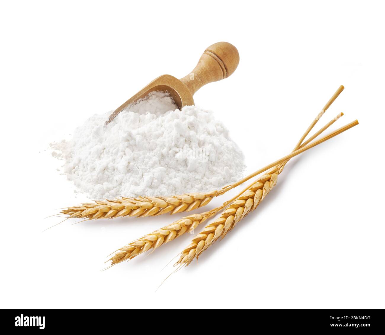 Farine de blé avec des épillets et une cuillère en bois isolée sur blanc. Banque D'Images