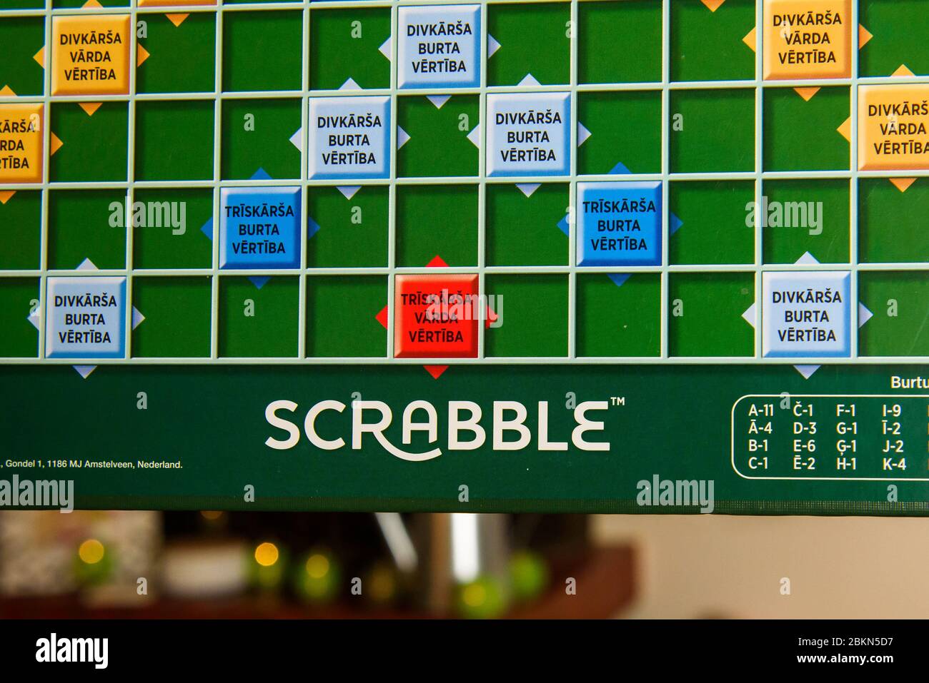 RIGA, LETTONIE. 3 mai 2020. Scrabble. Scrabble est un jeu de mots dans lequel deux à quatre joueurs points en plaçant des tuiles, chacun portant un seul l Banque D'Images