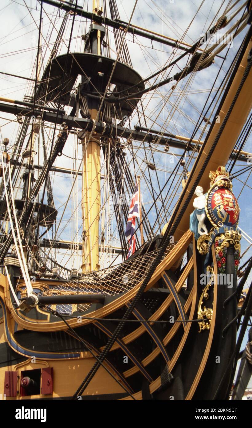 Gros plan des arcs et de la figure de H.M.S. Victory, chantier naval historique de Portsmouth, Hampshire, Angleterre, Royaume-Uni. Banque D'Images