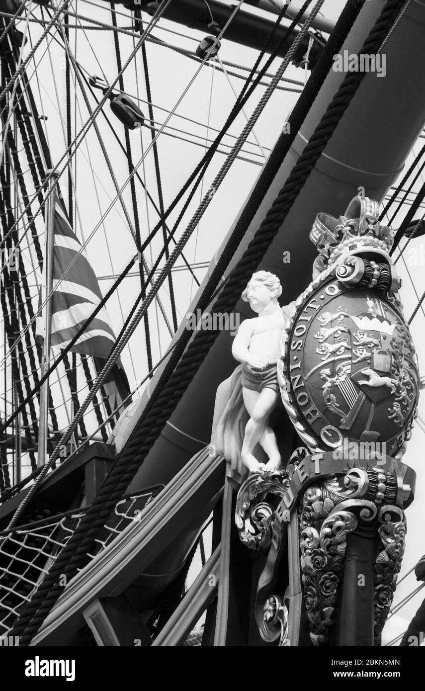 Gros plan des arcs et de la figure de H.M.S. Victory, chantier naval historique de Portsmouth, Hampshire, Angleterre, Royaume-Uni. Photographie de film noir et blanc Banque D'Images