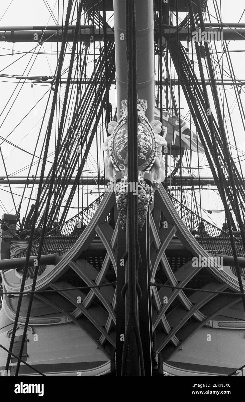 Gros plan des arcs et de la figure de H.M.S. Victory, chantier naval historique de Portsmouth, Hampshire, Angleterre, Royaume-Uni. Photographie de film noir et blanc Banque D'Images