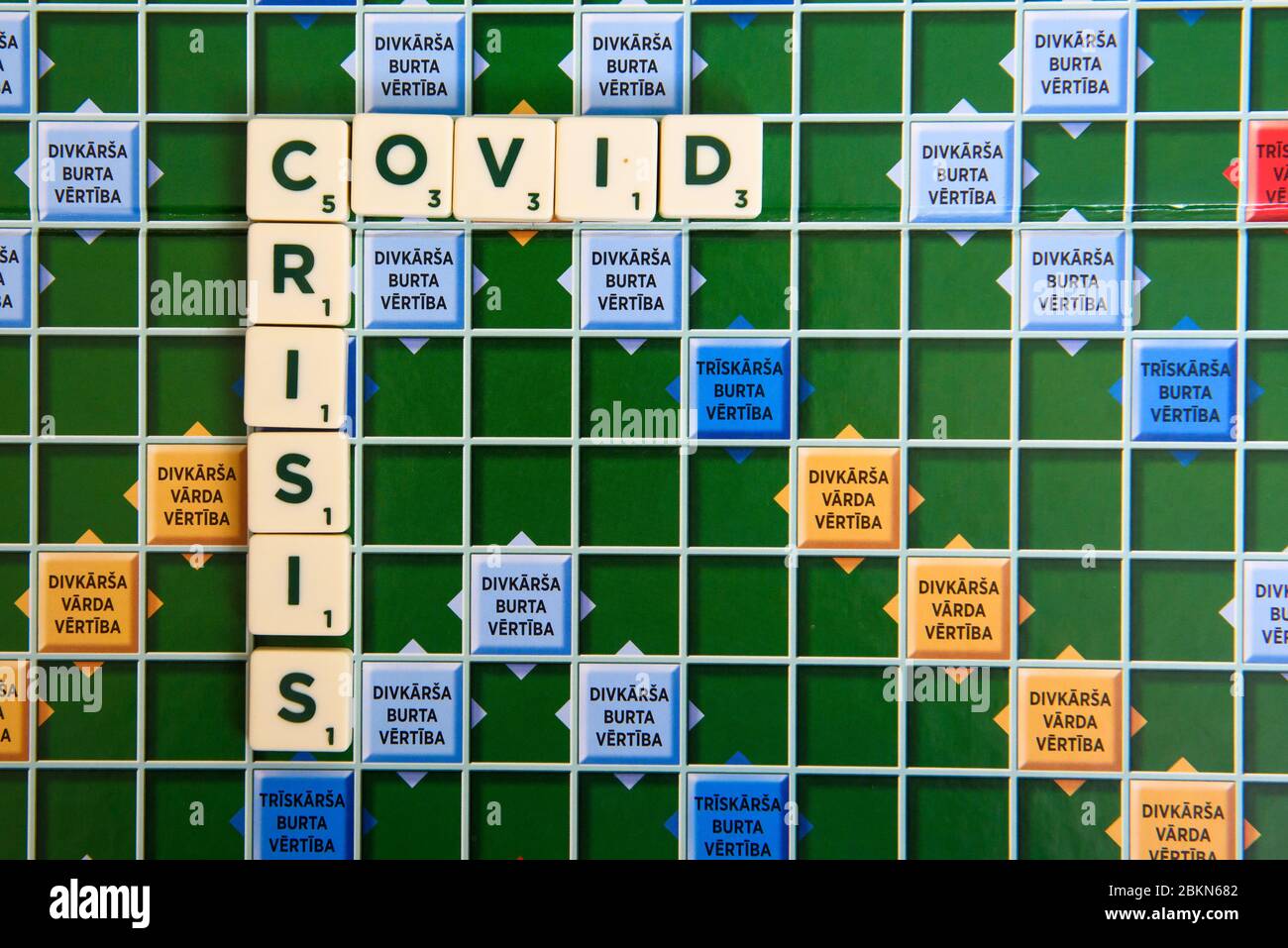 RIGA, LETTONIE. 3 mai 2020. Nom de COVID sur le jeu de société Scrabble. Scrabble est un jeu de mots dans lequel deux à quatre joueurs points en plaçant des tuiles, eac Banque D'Images