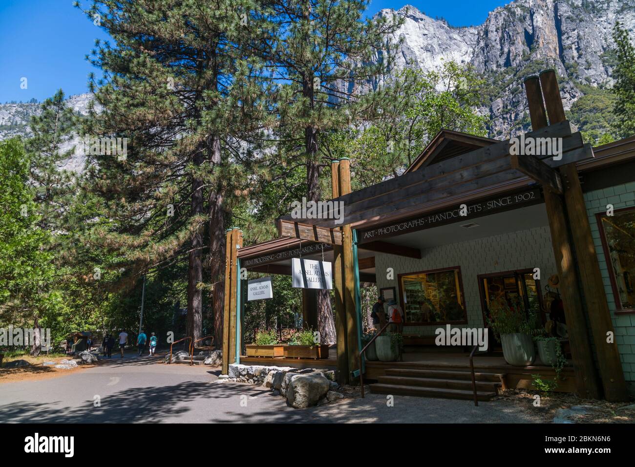 Vue sur la galerie Ansel Adams dans le village de Yosemite, le parc national de Yosemite, site classé au patrimoine mondial de l'UNESCO, Californie, États-Unis, Amérique du Nord Banque D'Images