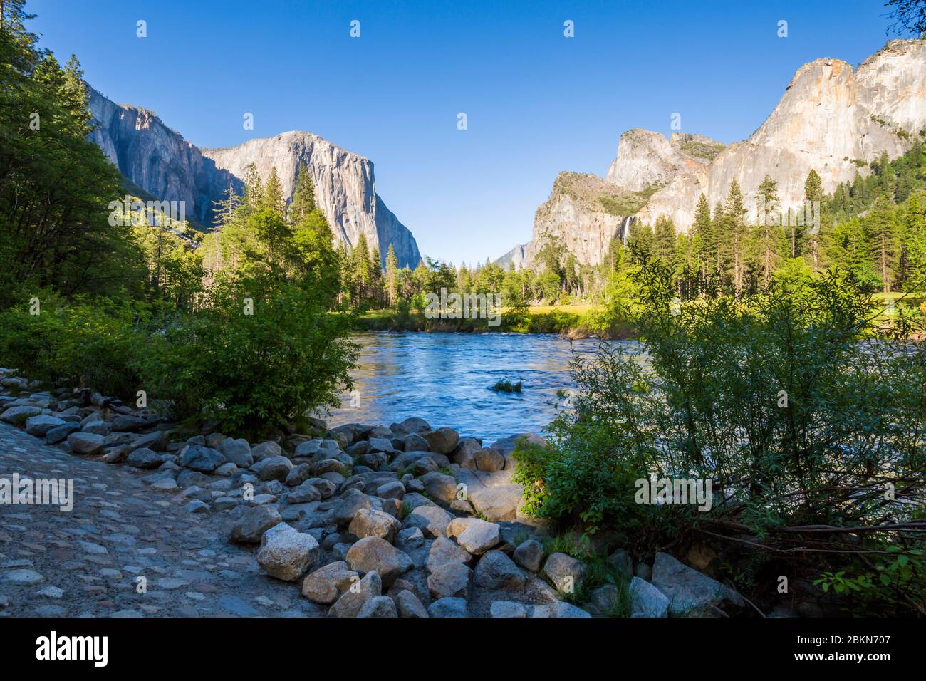 Vue sur El Capitan surplombant la rivière Merced, le parc national de Yosemite, site classé au patrimoine mondial de l'UNESCO, Californie, États-Unis, Amérique du Nord Banque D'Images