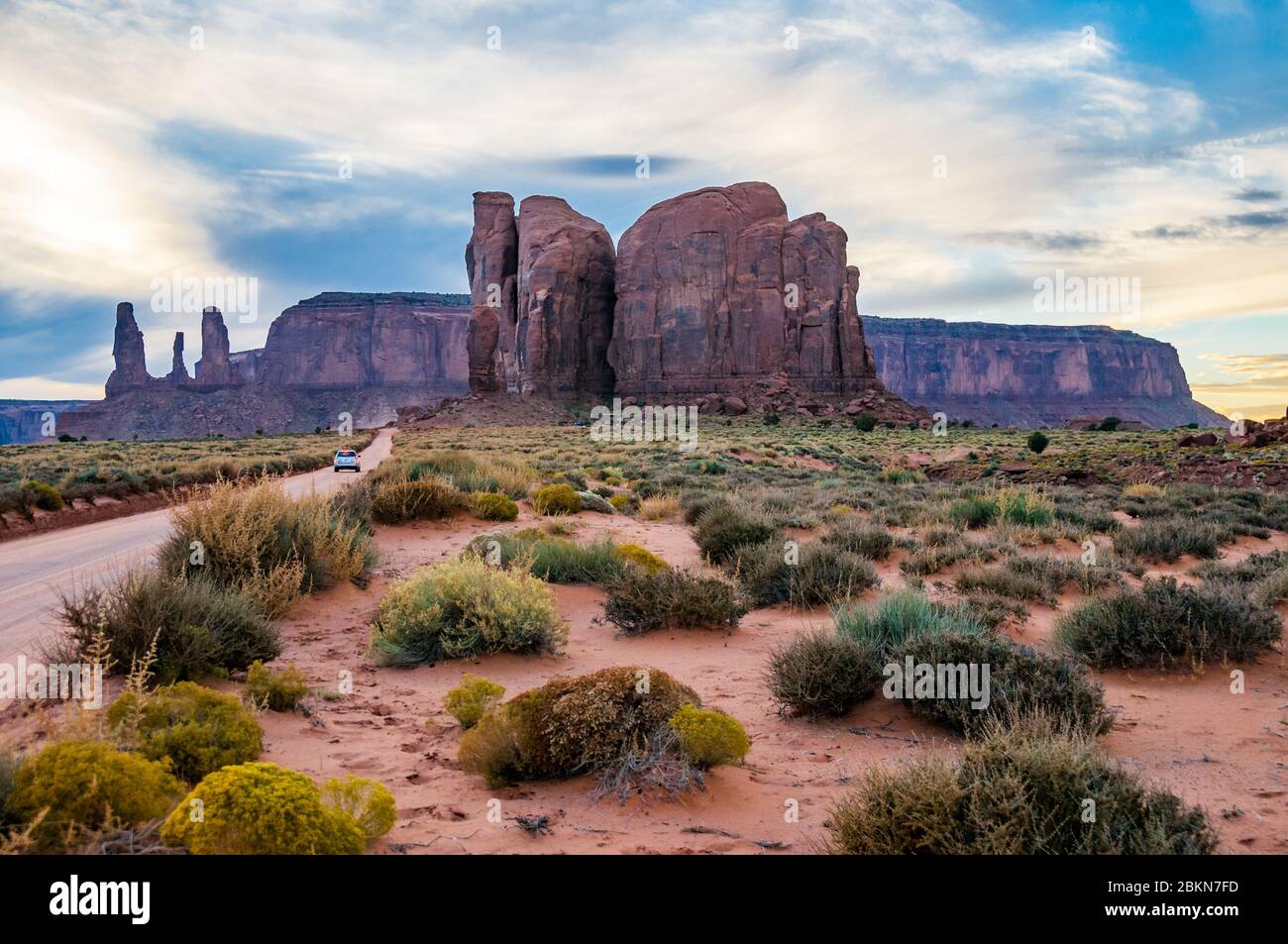 Trois Sœurs et Mitchell Mesa, Camel Butte et Cly Butte au coucher du soleil, Loop Road, Monument Valley, Navajo Nation, Arizona, USA. Banque D'Images