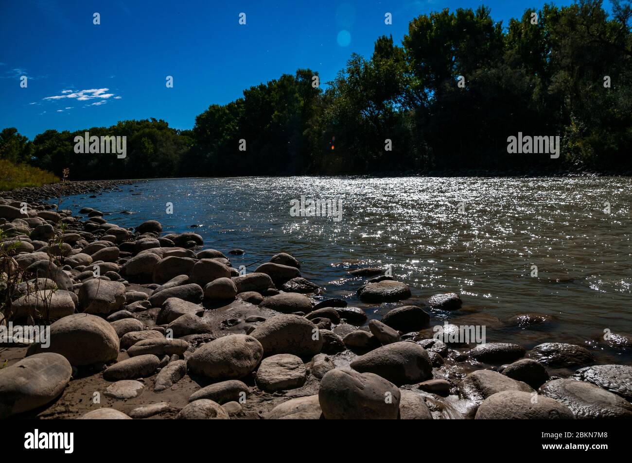 La lumière du soleil sur l'Animas River le long de la promenade le long de la rivière East, New Mexico, USA. Banque D'Images