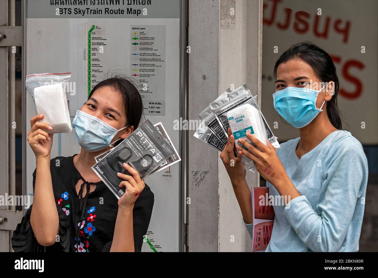 Des filles asiatiques qui vendent des masques sur la rue Teh durant la pandémie Covid 19, Bangkok, Thaïlande Banque D'Images