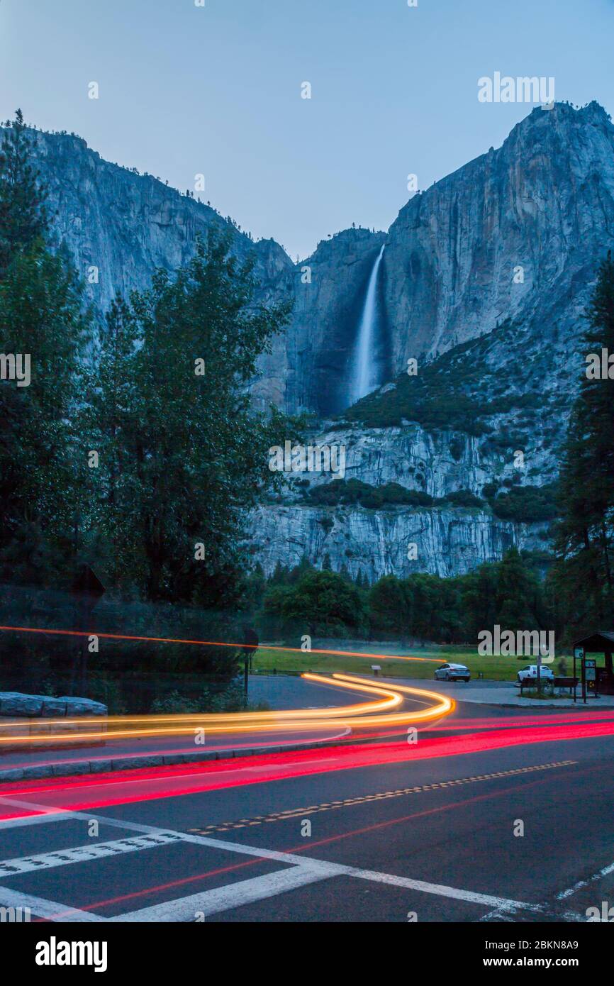 Vue en soirée sur les chutes de Yosemite, le parc national de Yosemite, site classé au patrimoine mondial de l'UNESCO, Californie, États-Unis, Amérique du Nord Banque D'Images